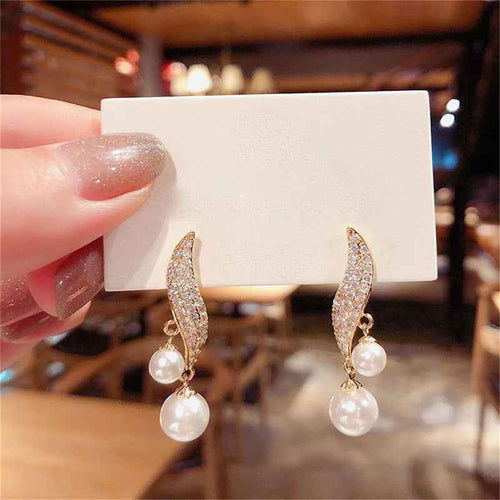 أقراط اللؤلؤ المتدلية الأنيقة: ارتقِ بأسلوبك بسحر لا يزول alternate view